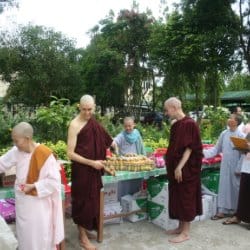 תרומה במנזר