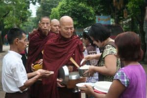 נזיר בודהיסטי אוסף תרומות אוכל